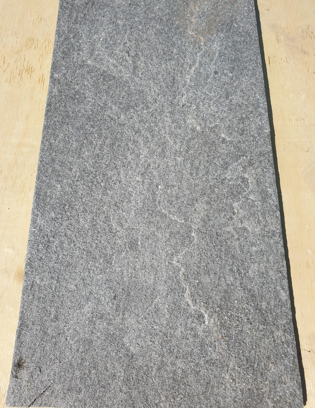 Ezüst Kvarcit 30 cm x változó hossz Kőburkolat/lépőkő